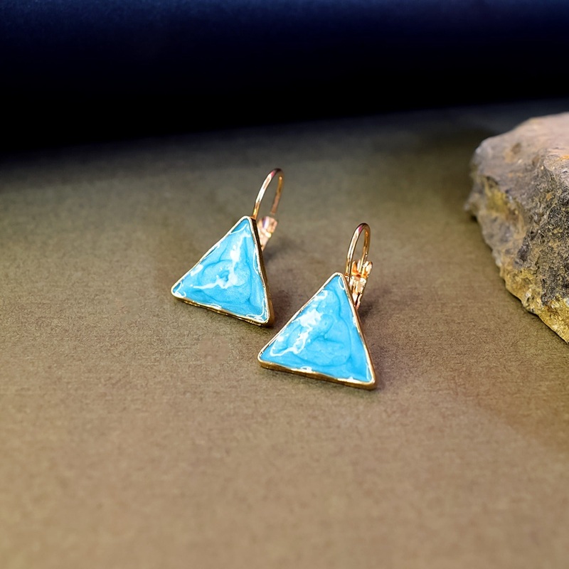 Elegant Triangle Earring Set – Modern Sophistication