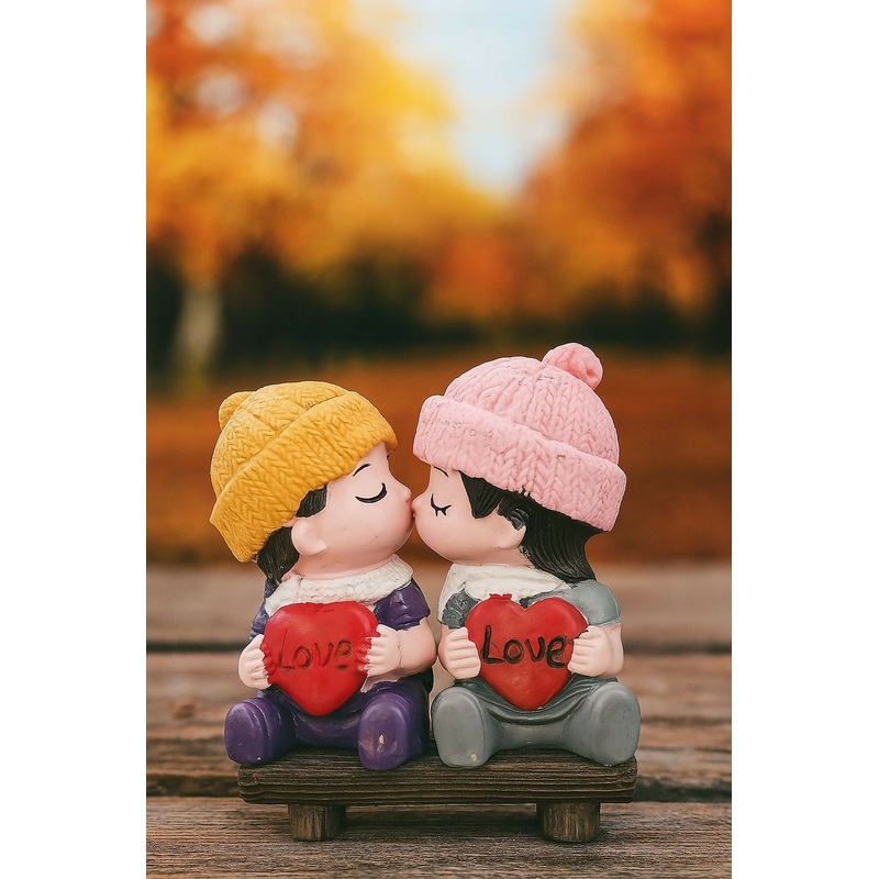 Mini Love Kiss Couple Showpiece  Romantic Resin Statue for Gift & Home Decor  Cute Valentine’s Day & Anniversary Gift